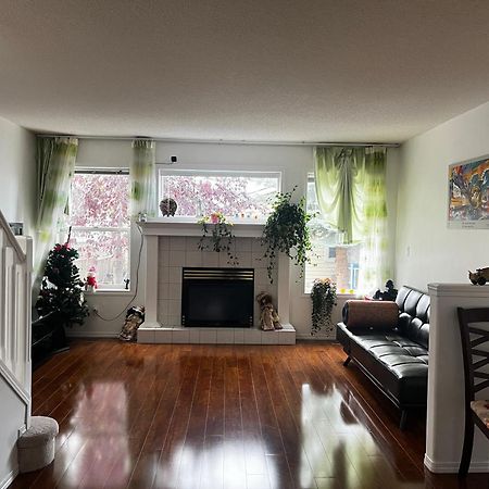 Hidden Valley New Basement Suite With Private Bathroom! カルガリー エクステリア 写真