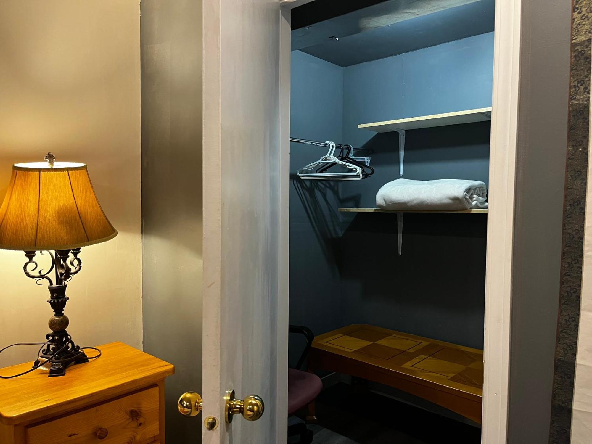 Hidden Valley New Basement Suite With Private Bathroom! カルガリー エクステリア 写真