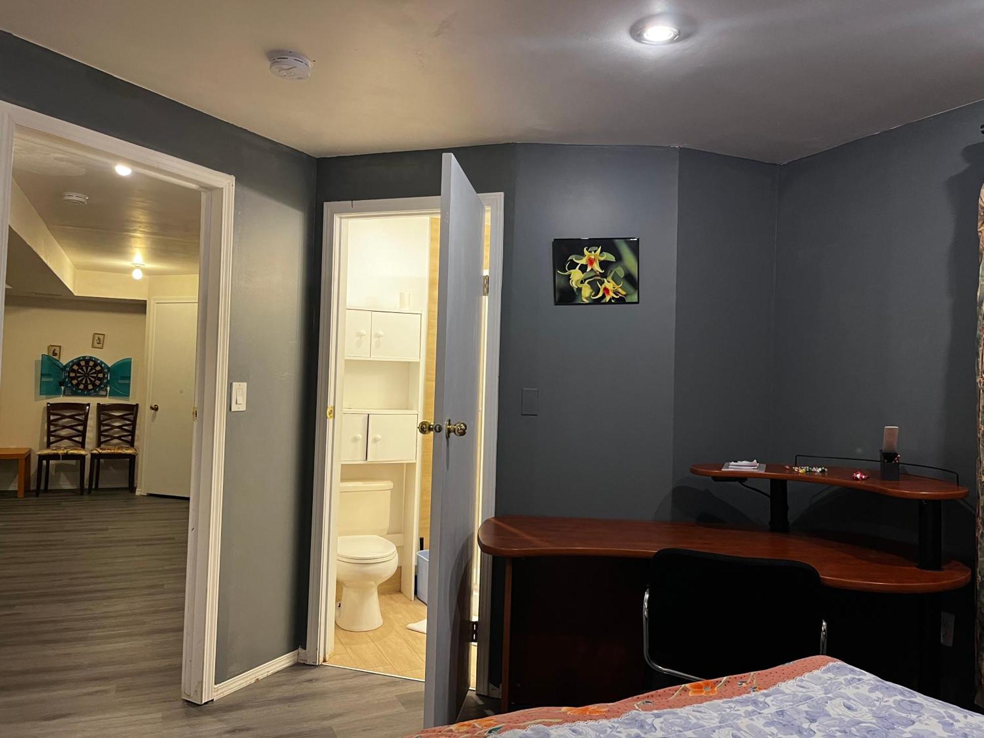 Hidden Valley New Basement Suite With Private Bathroom! カルガリー エクステリア 写真