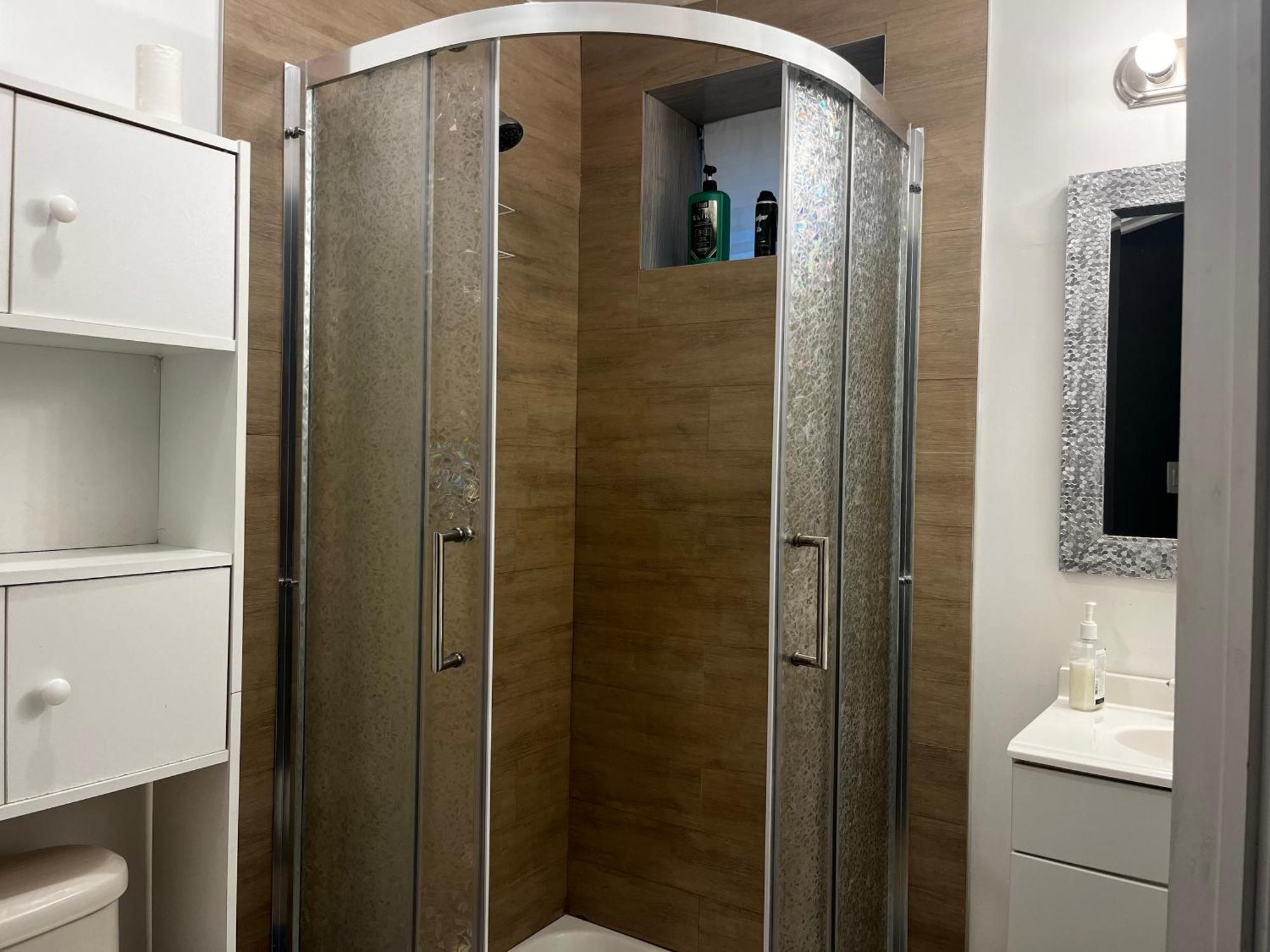 Hidden Valley New Basement Suite With Private Bathroom! カルガリー エクステリア 写真
